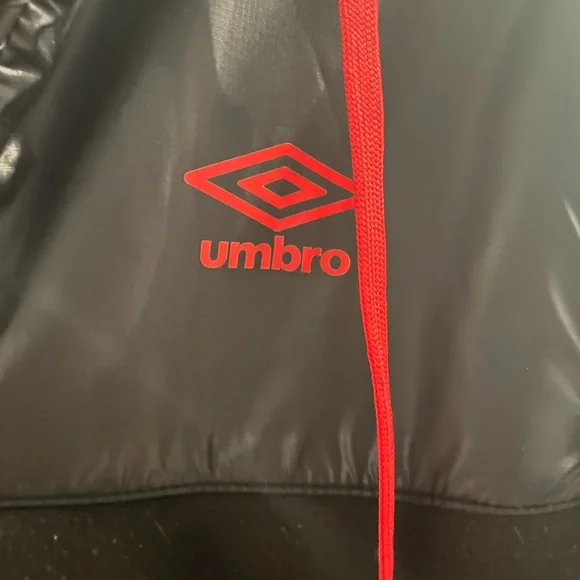 Boys Umbro Black with red accents Fits like a 14 - Picture 4 of 5